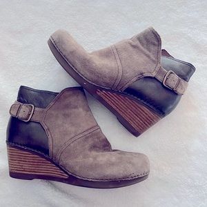 Dansko Sz 40 brown suede wedge boots. Excellent condition